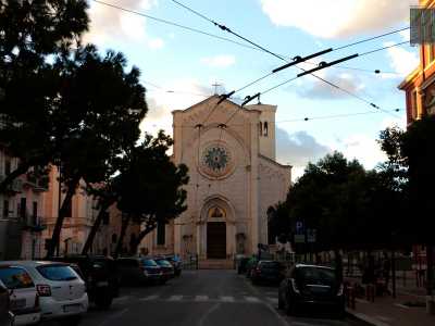 Ed � proprio dalla chiesa del Redentore che iniziamo il nostro viaggio: siamo alla fine di via Crisanzio, di fronte alla sua facciata neoromanica eretta nel 1935